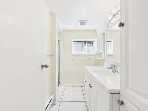 3035 5Th Avenue W, Vancouver, BC - Indoor Photo Showing Bathroom