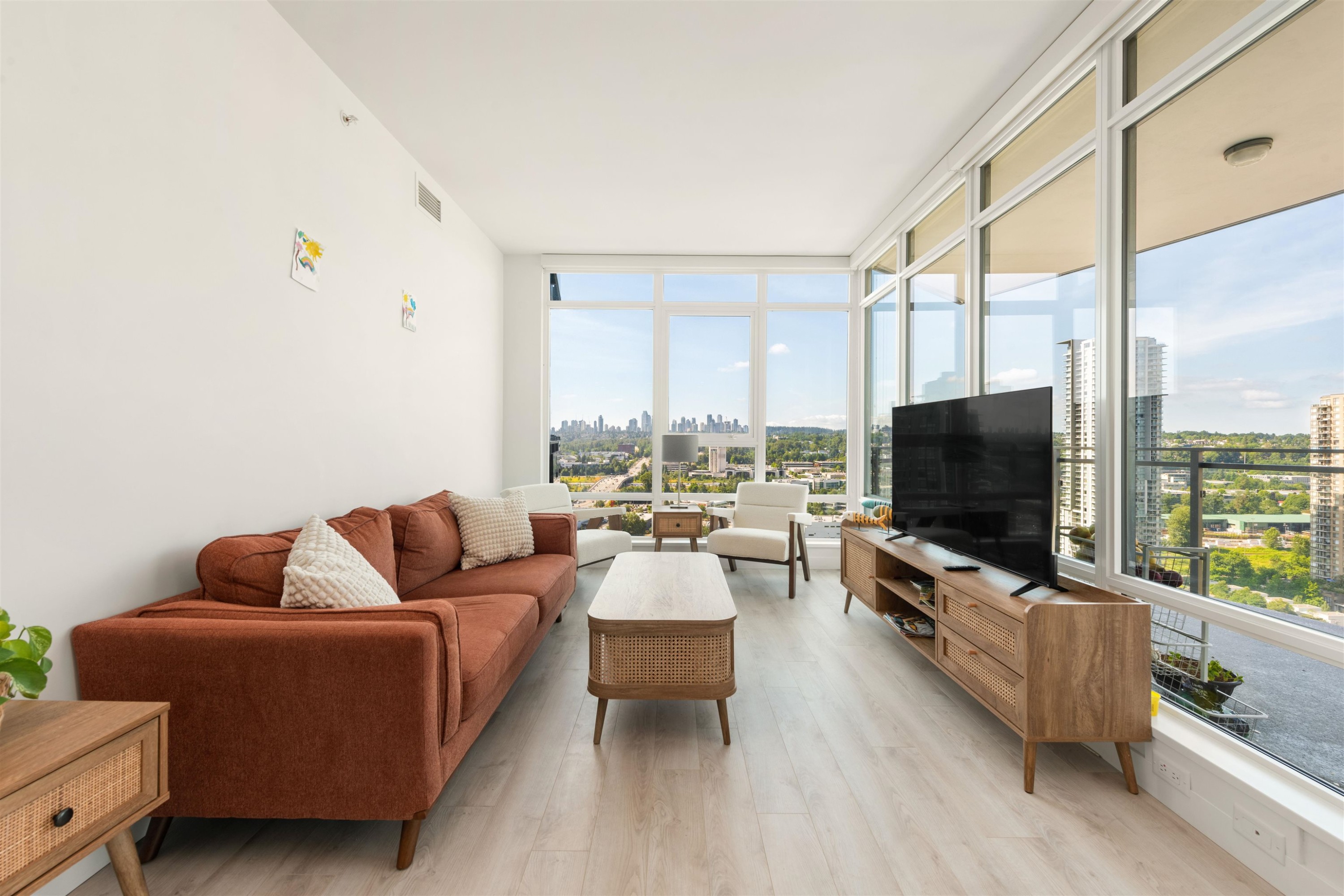 1808-2085 Skyline Crescent, Burnaby, BC - Indoor Photo Showing Living Room