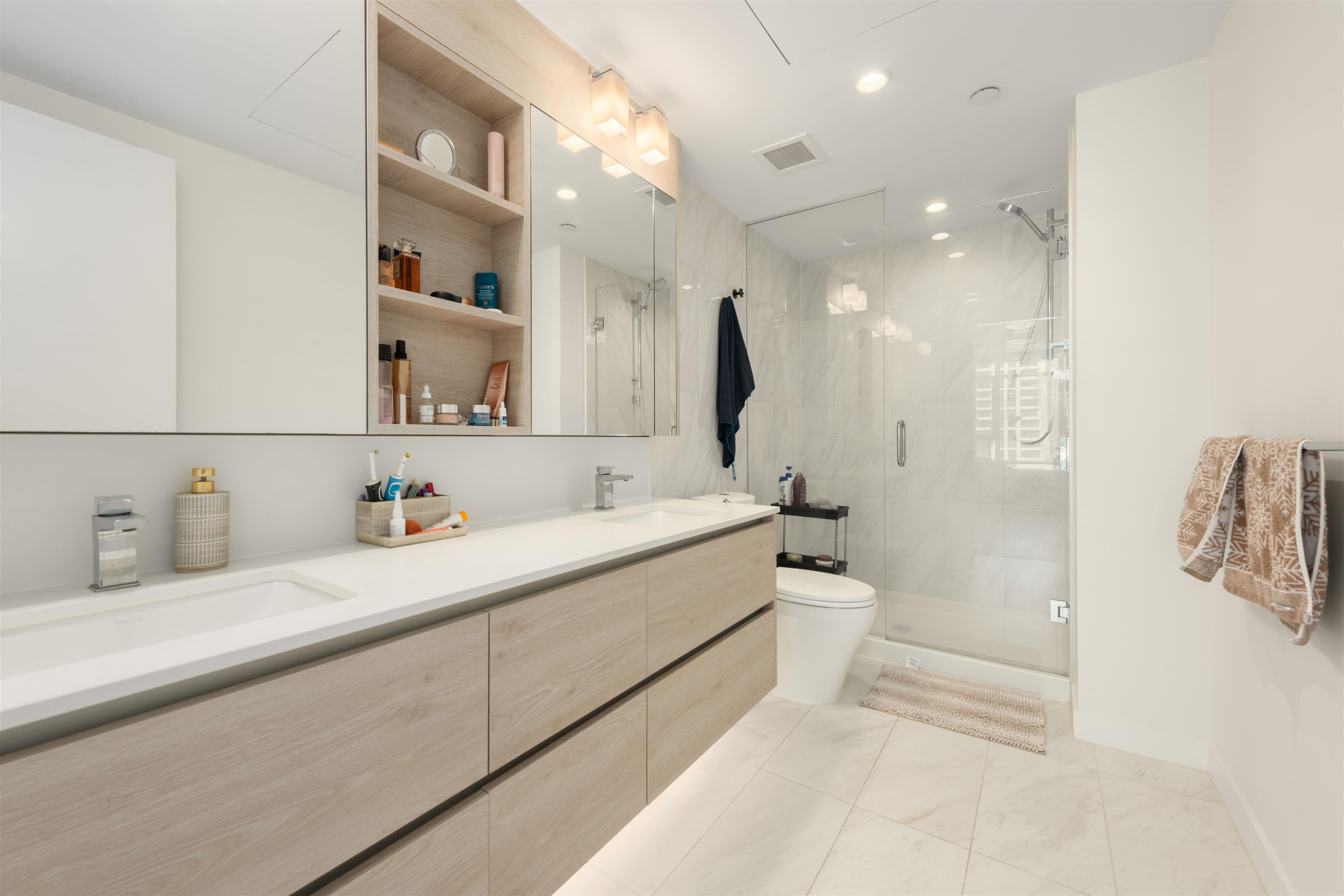 1808-2085 Skyline Crescent, Burnaby, BC - Indoor Photo Showing Bathroom