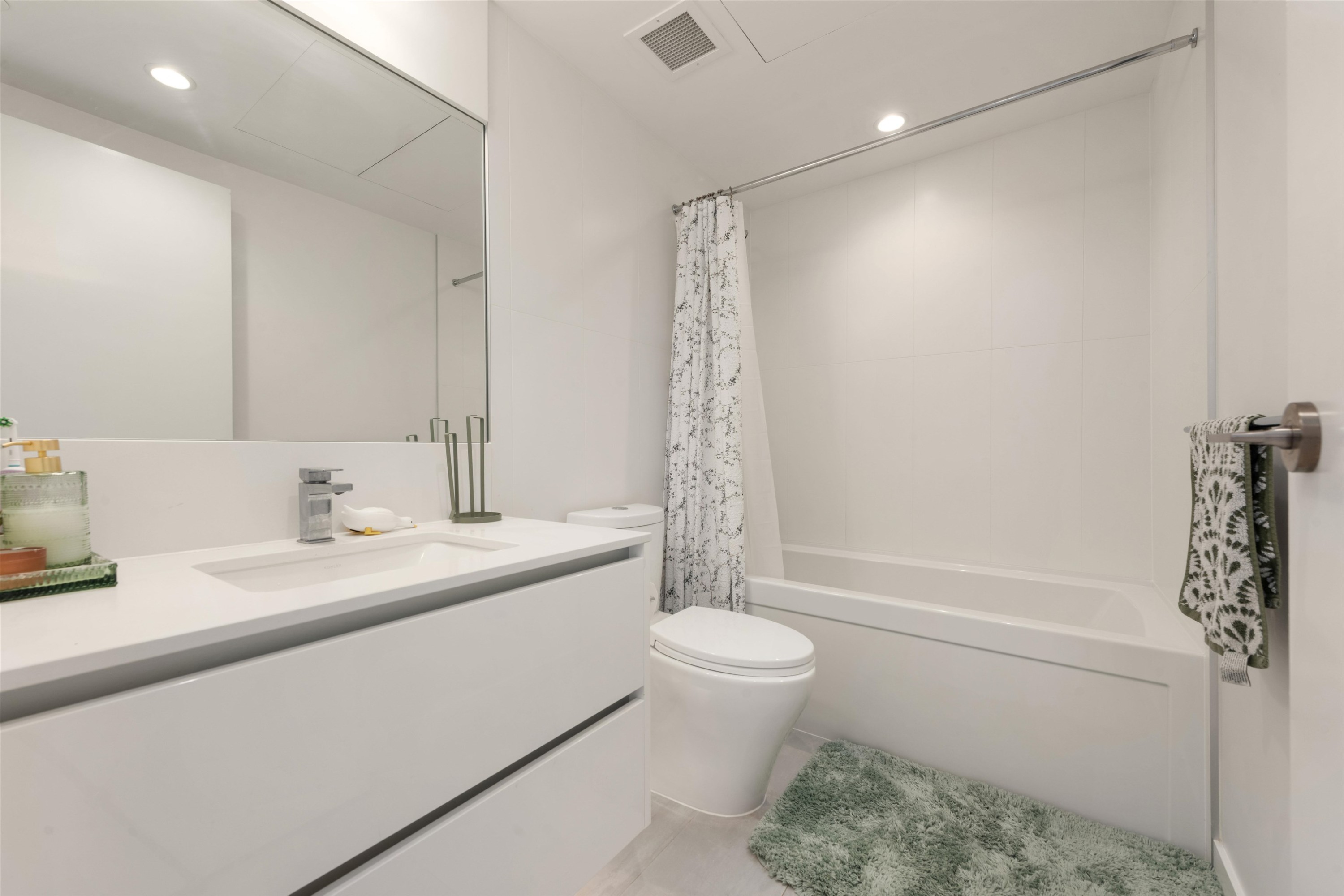 1808-2085 Skyline Crescent, Burnaby, BC - Indoor Photo Showing Bathroom