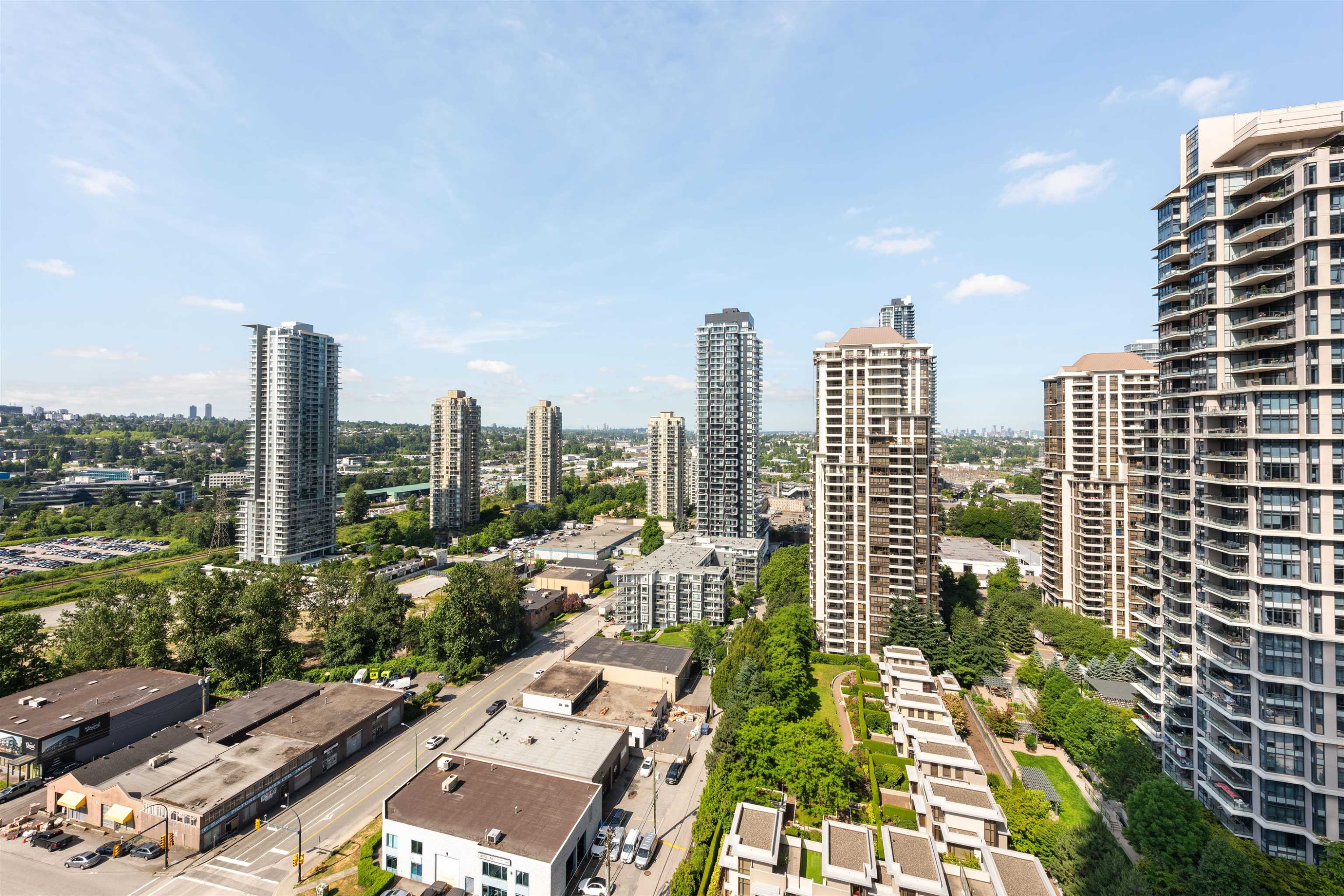 1808-2085 Skyline Crescent, Burnaby, BC - Outdoor With Facade