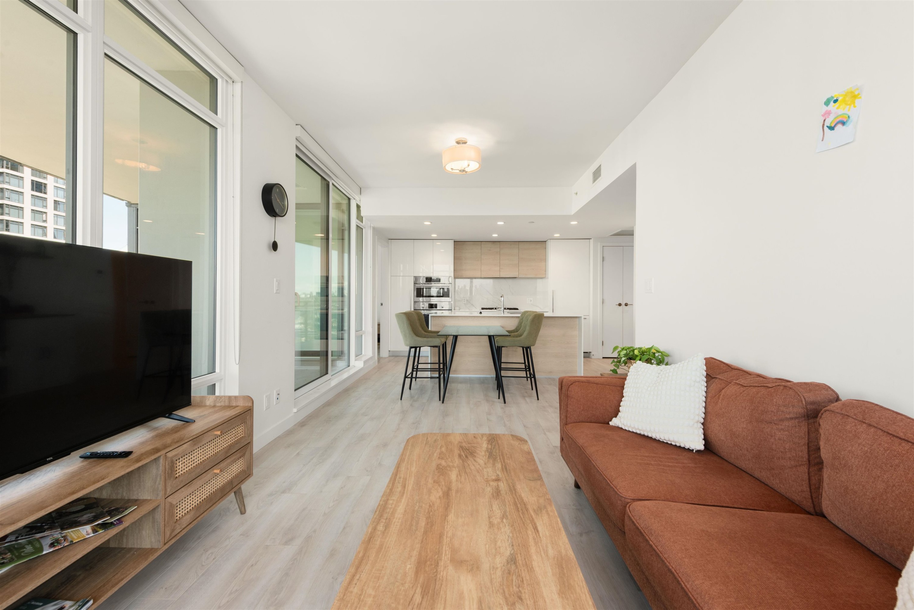 1808-2085 Skyline Crescent, Burnaby, BC - Indoor Photo Showing Living Room