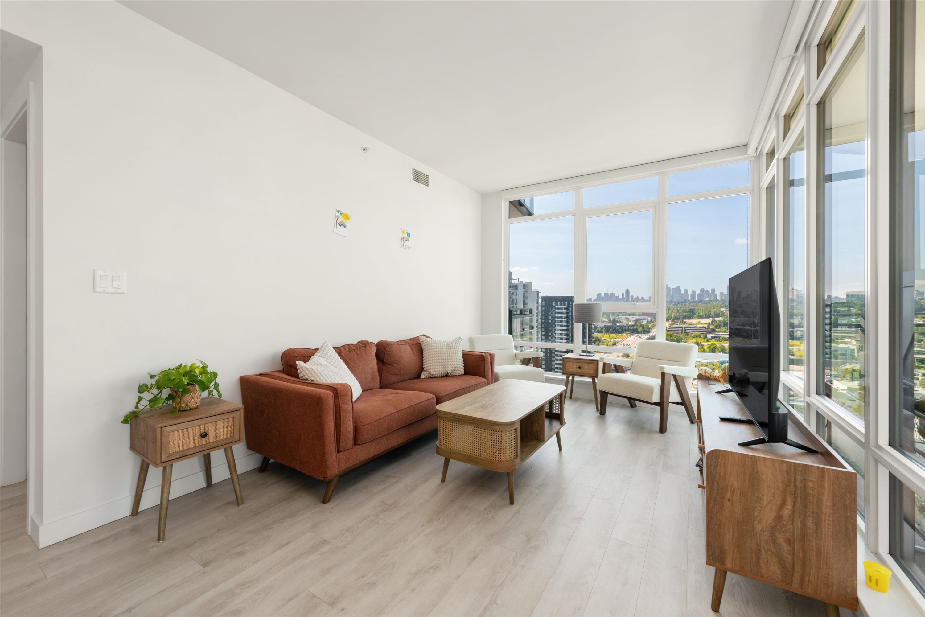 1808-2085 Skyline Crescent, Burnaby, BC - Indoor Photo Showing Living Room