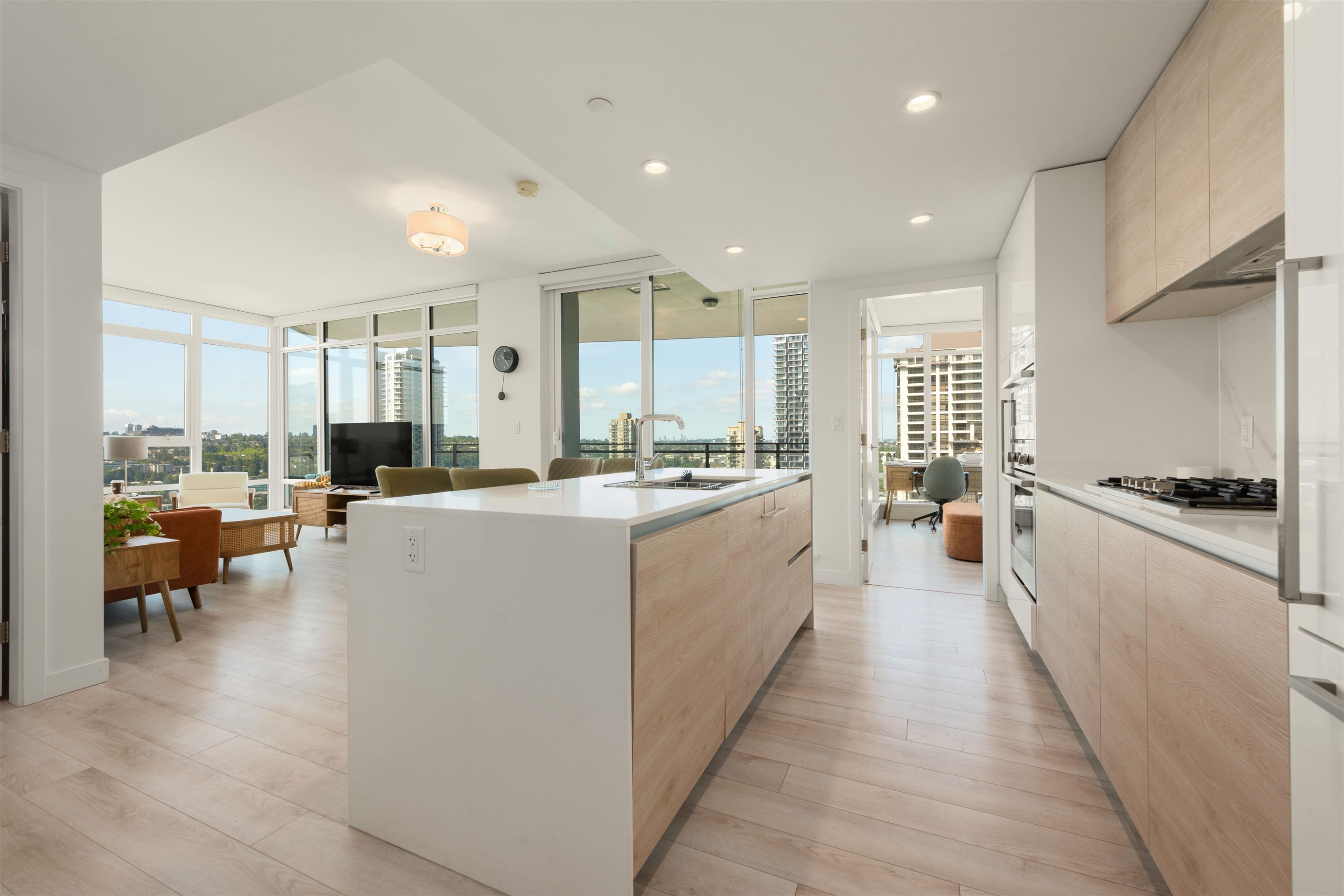 1808-2085 Skyline Crescent, Burnaby, BC - Indoor Photo Showing Kitchen
