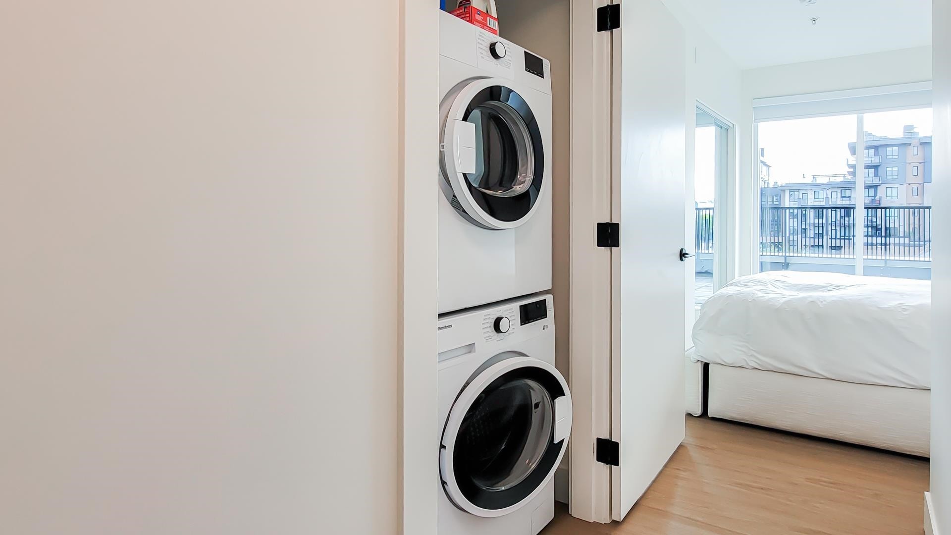 401-2235 Broadway E, Vancouver, BC - Indoor Photo Showing Laundry Room
