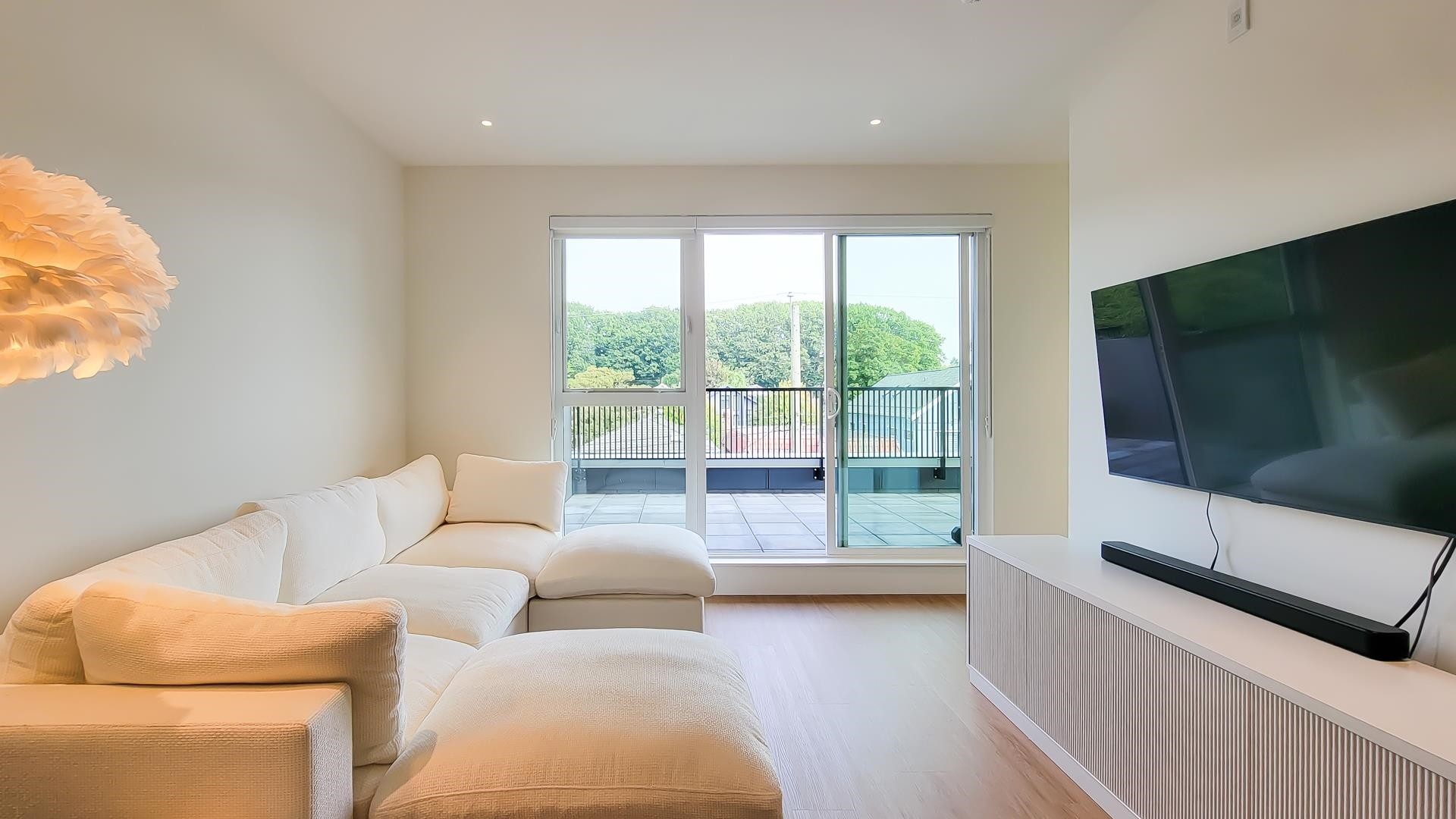 401-2235 Broadway E, Vancouver, BC - Indoor Photo Showing Living Room