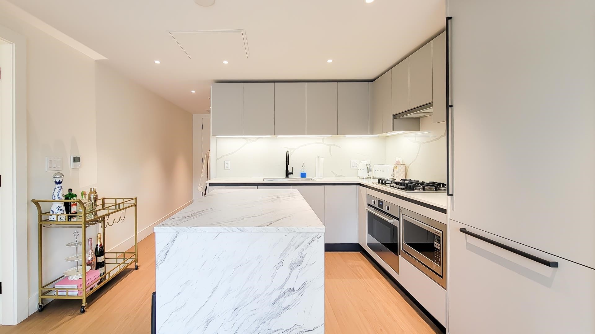 401-2235 Broadway E, Vancouver, BC - Indoor Photo Showing Kitchen With Upgraded Kitchen