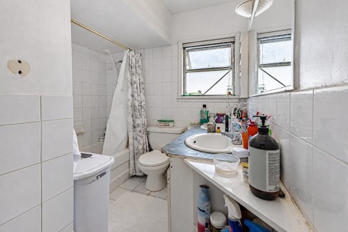 3026 Garden Drive, Vancouver, BC - Indoor Photo Showing Bathroom