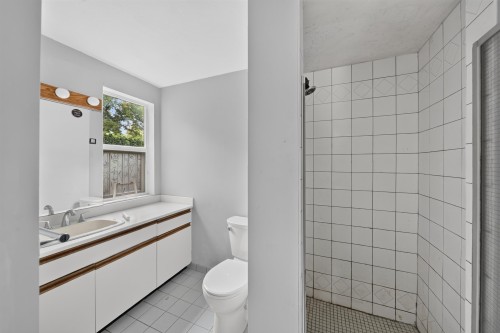 1975 18Th Avenue W, Vancouver, BC - Indoor Photo Showing Bathroom