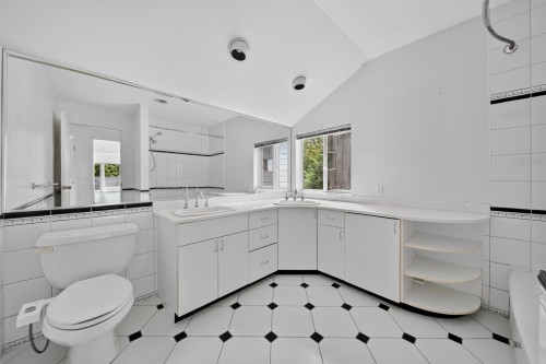 1975 18Th Avenue W, Vancouver, BC - Indoor Photo Showing Bathroom