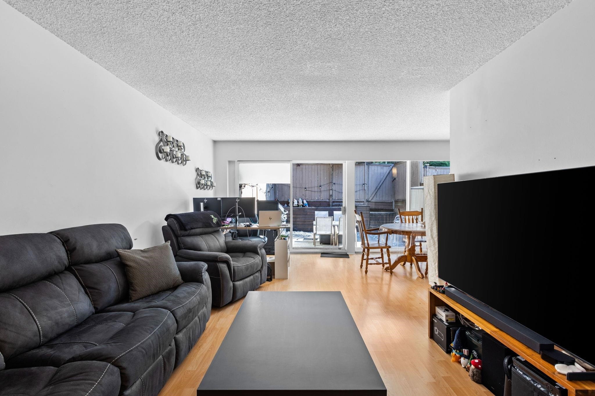9010 Centaurus Circle, Burnaby, BC - Indoor Photo Showing Living Room
