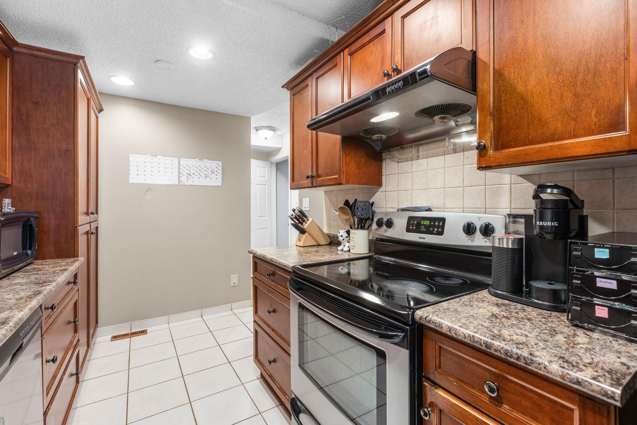 9010 Centaurus Circle, Burnaby, BC - Indoor Photo Showing Kitchen