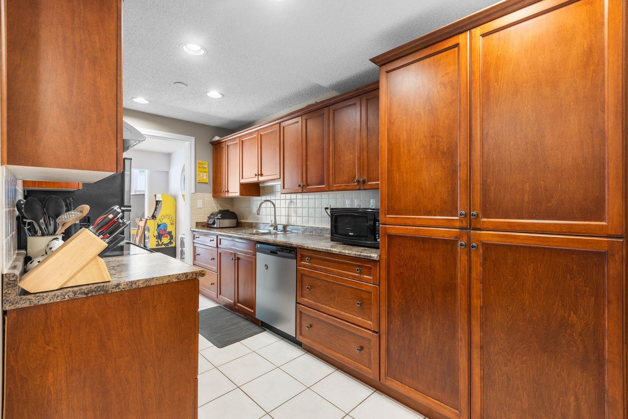 9010 Centaurus Circle, Burnaby, BC - Indoor Photo Showing Kitchen