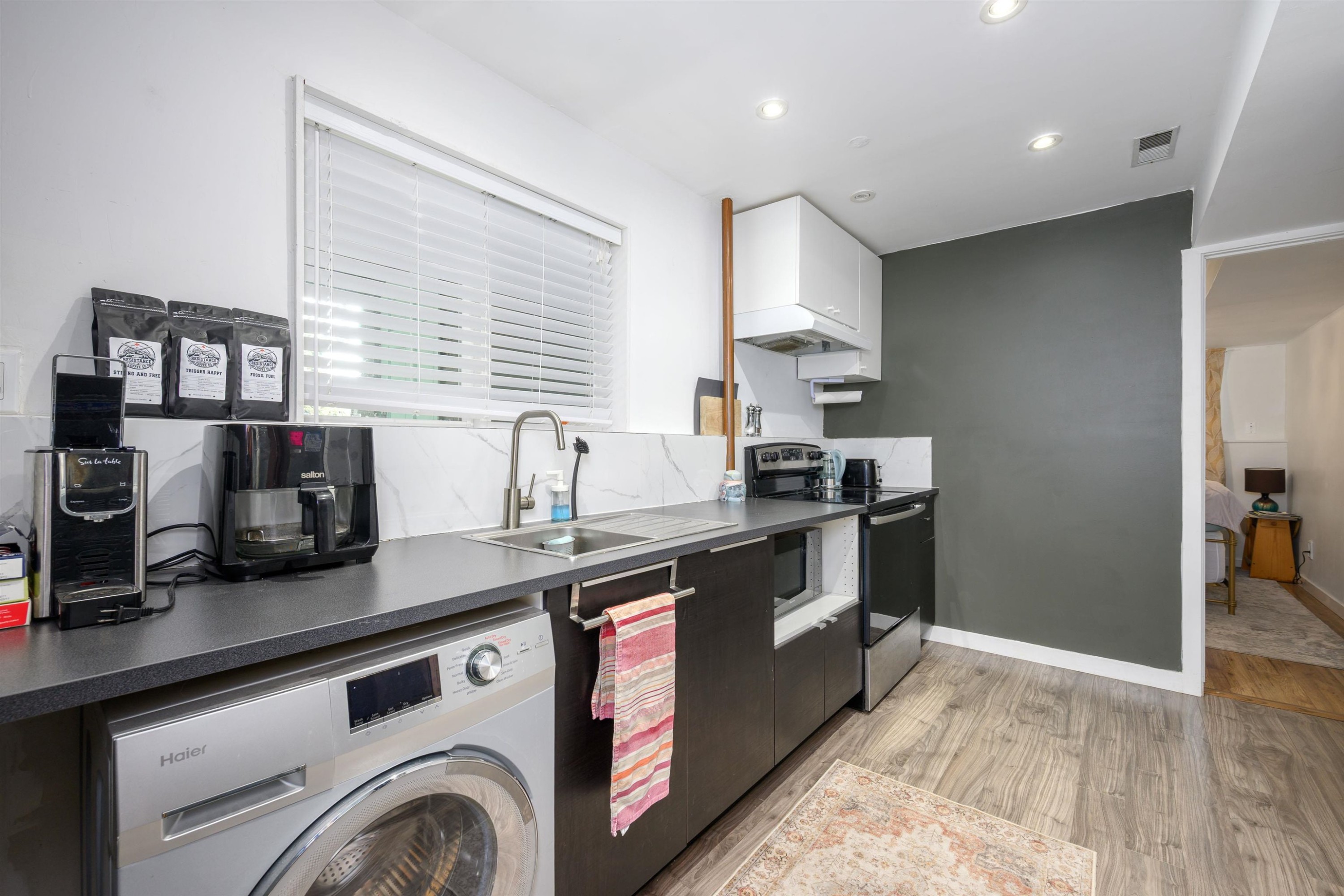3342 Fromme Road, North Vancouver, BC - Indoor Photo Showing Laundry Room