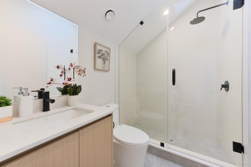 3420 Knight Street, Vancouver, BC - Indoor Photo Showing Bathroom