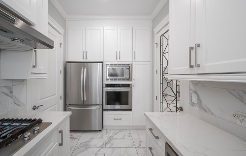 8351 Leslie Road, Richmond, BC - Indoor Photo Showing Kitchen