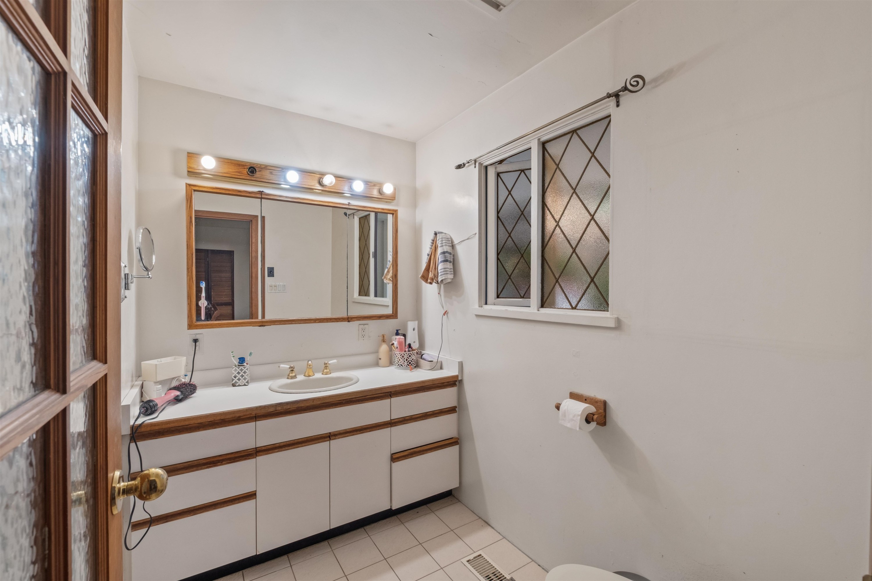 886 29Th Street E, North Vancouver, BC
