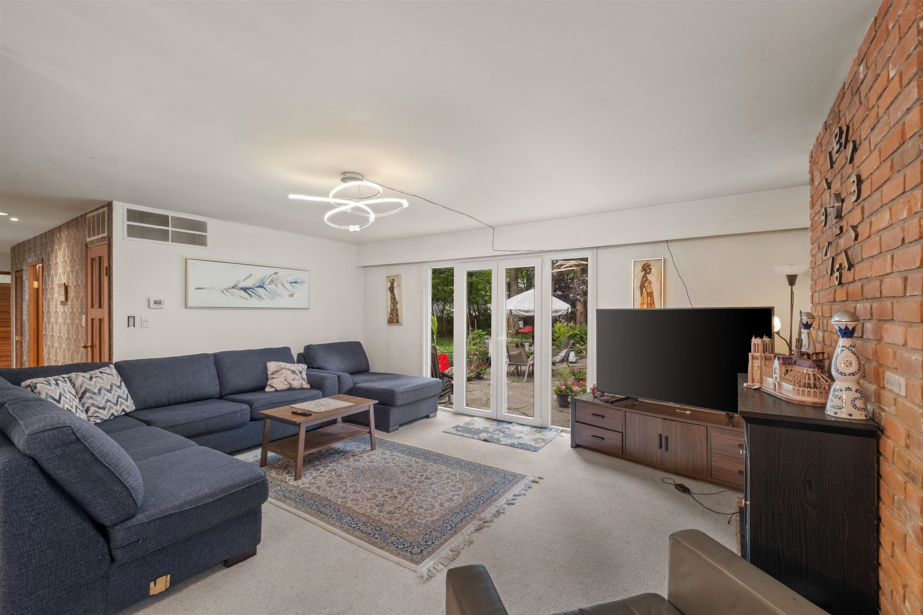 886 29Th Street E, North Vancouver, BC
