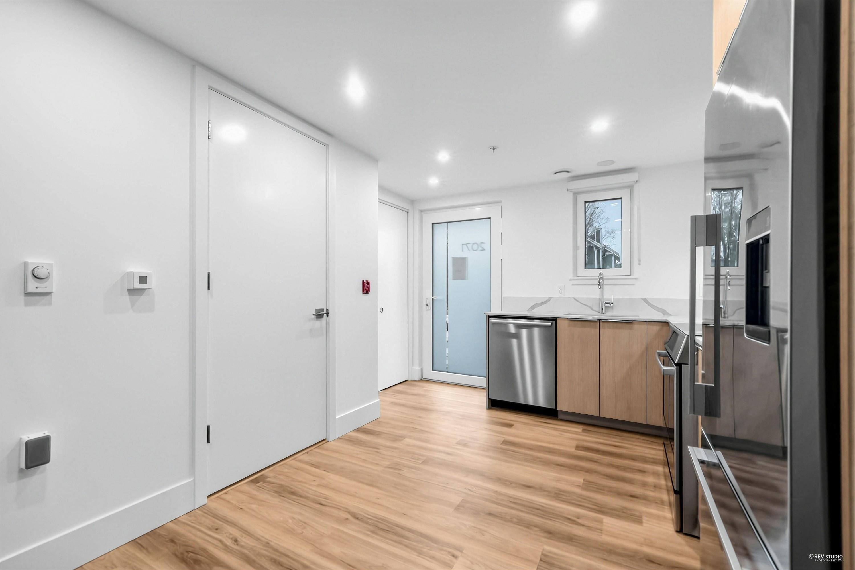 2071 1St Avenue E, Vancouver, BC