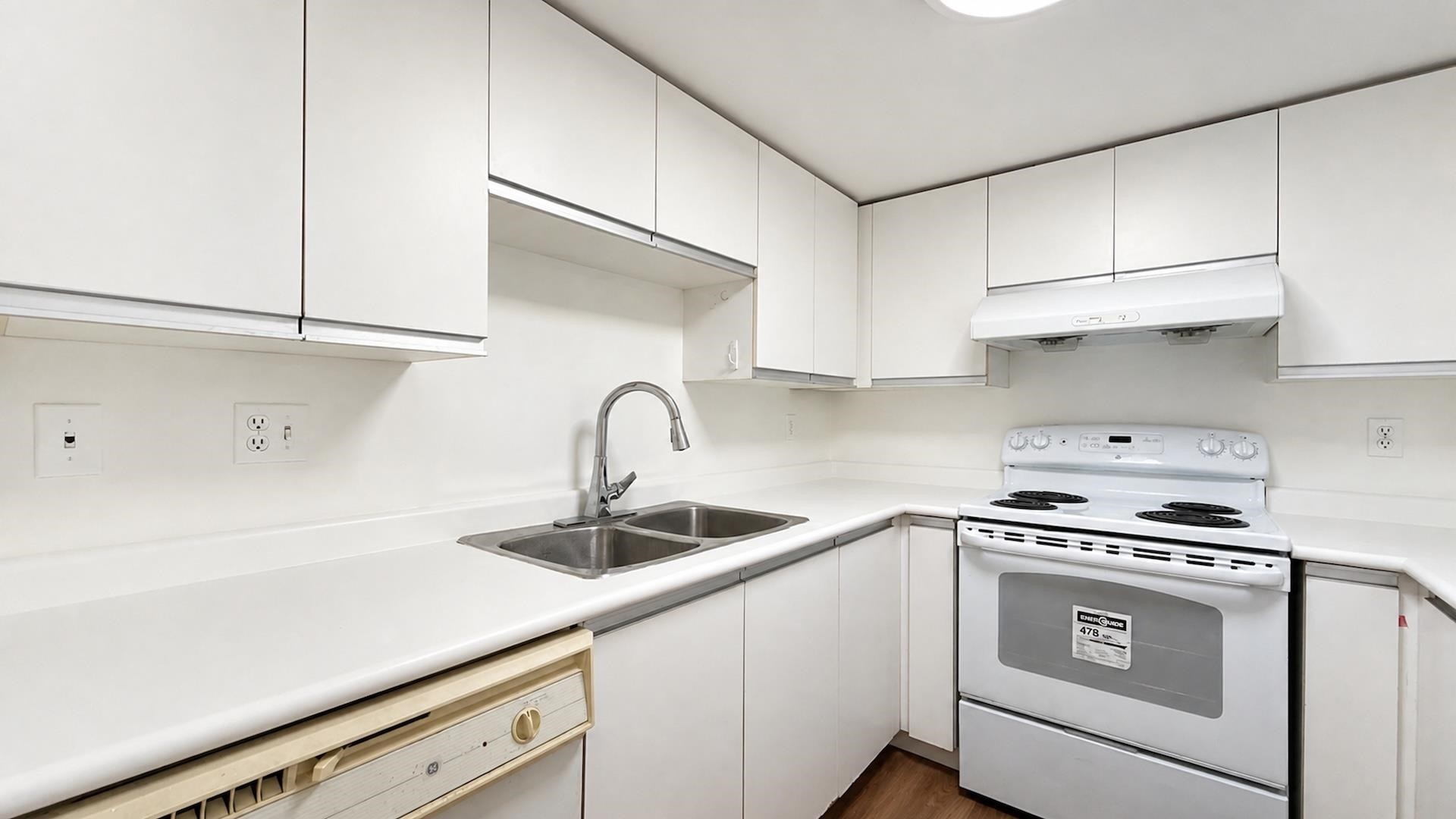 1-2528 Broadway E, Vancouver, BC