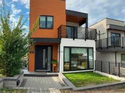 463 14th Street WNorth Vancouver, BC V7M 2Y1
