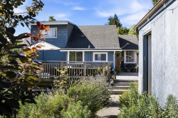 633 Beach Avenue Gibsons, BC V0N 1V9