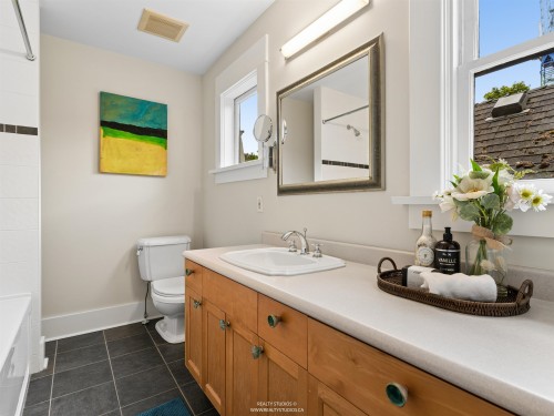 559 18Th Avenue W, Vancouver, BC 