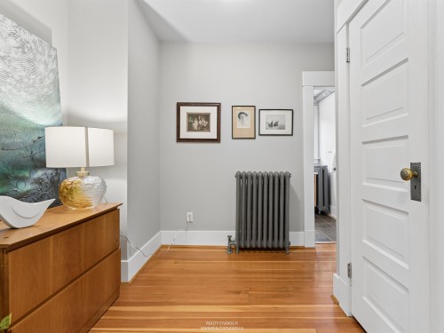 559 18Th Avenue W, Vancouver, BC 