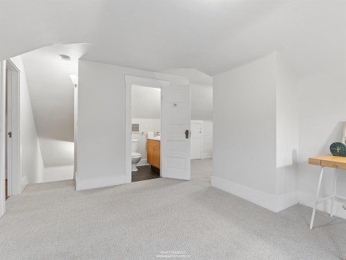 559 18Th Avenue W, Vancouver, BC 