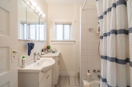 4534 5Th Avenue W, Vancouver, BC 