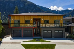 2-2098 Crumpit Woods Drive Squamish, BC V8B 0T6