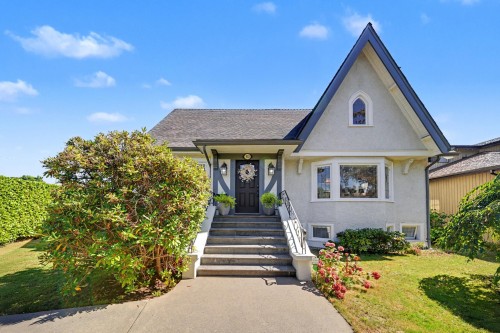 952 Grand Boulevard  North Vancouver, BC V7L 3W8