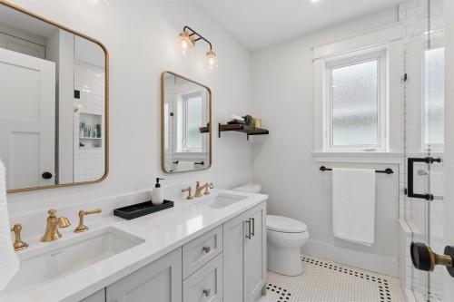 1250 11Th Avenue E, Vancouver, BC 