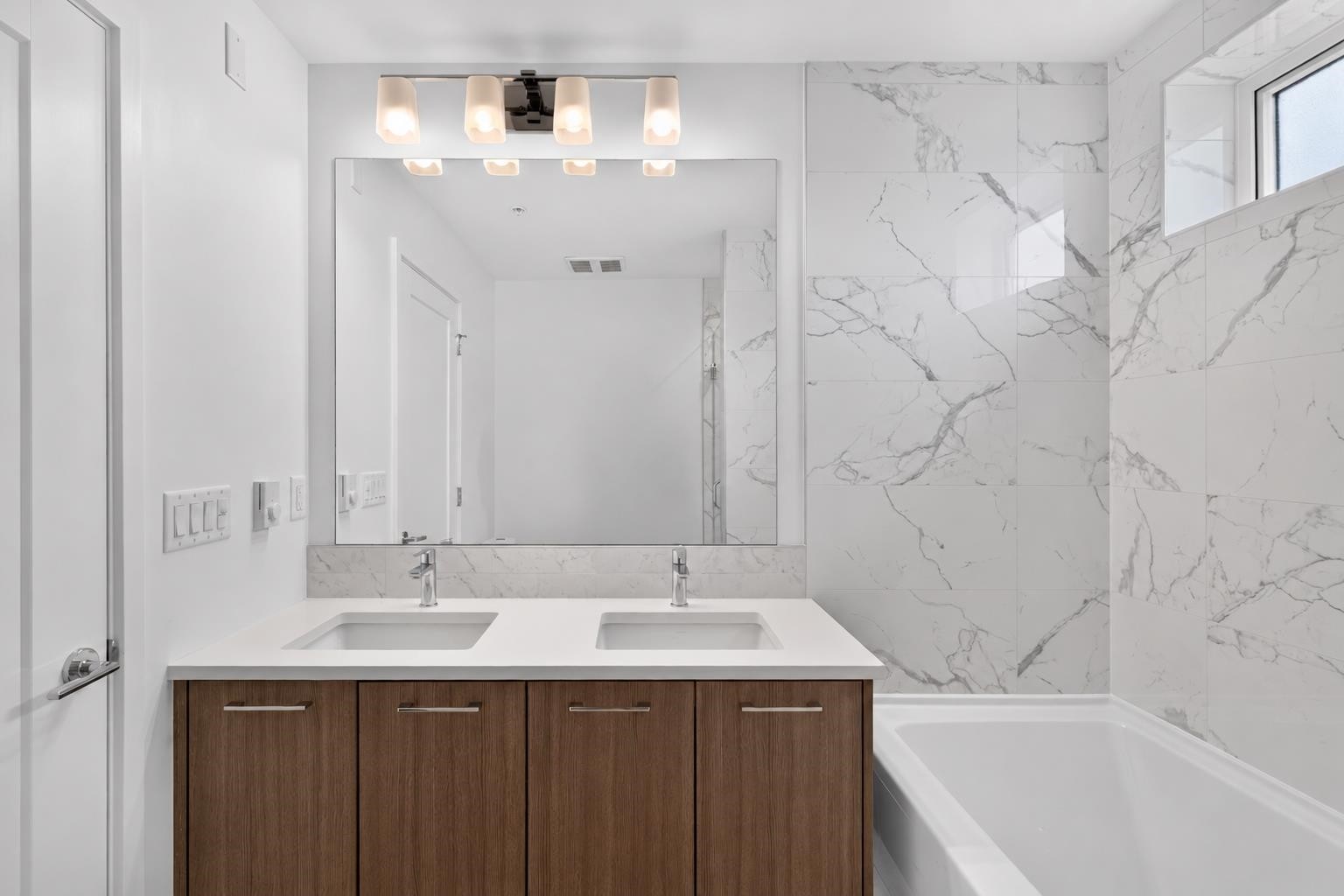 561 29Th Avenue W, Vancouver, BC