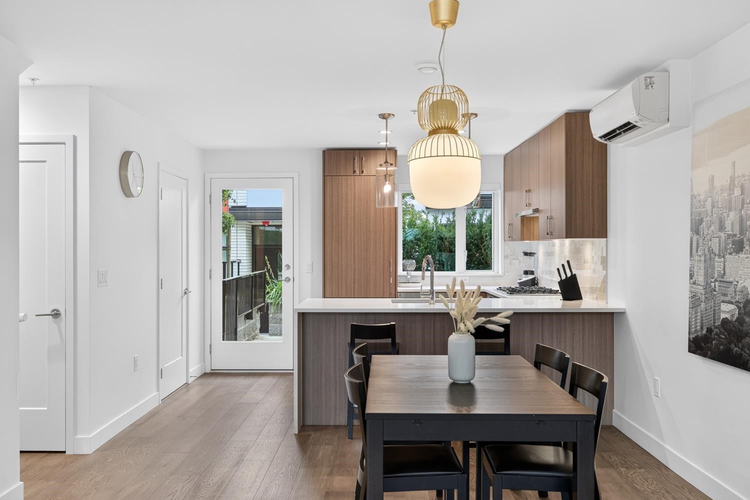 561 29Th Avenue W, Vancouver, BC