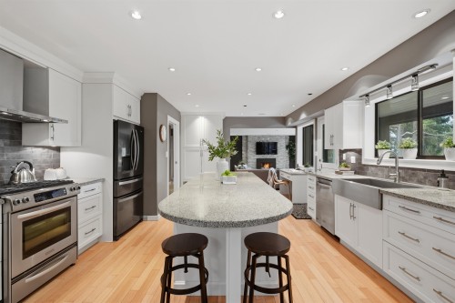 2261 Hill Drive, North Vancouver, BC 