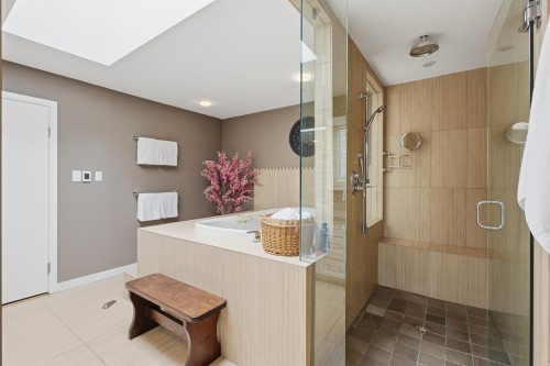 2261 Hill Drive, North Vancouver, BC 