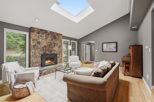 2261 Hill Drive, North Vancouver, BC 