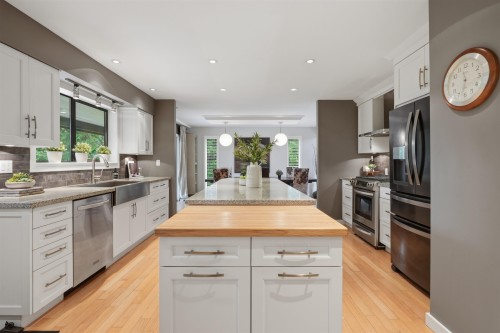 2261 Hill Drive, North Vancouver, BC 