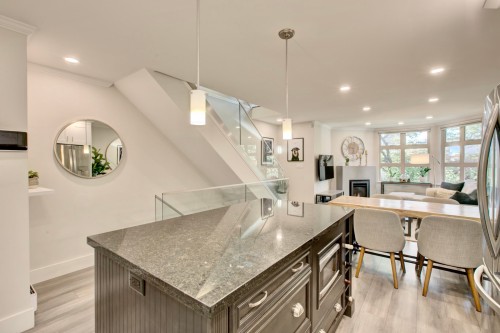 1360 8Th Avenue W, Vancouver, BC 