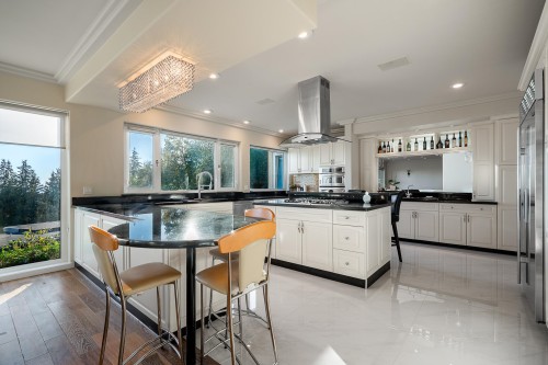 1562 Pinecrest Drive, West Vancouver, BC 