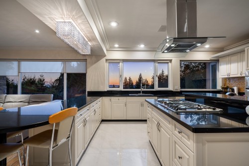 1562 Pinecrest Drive, West Vancouver, BC 