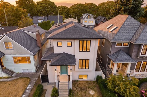 3123 16Th Avenue W, Vancouver, BC 