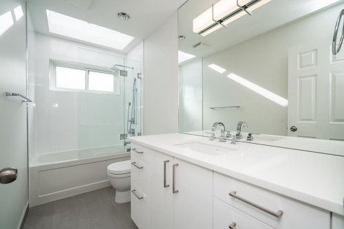 2308 14Th Avenue W, Vancouver, BC 