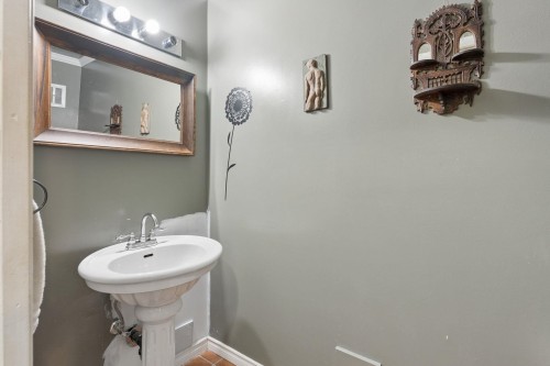 834 Hendecourt Road, North Vancouver, BC 
