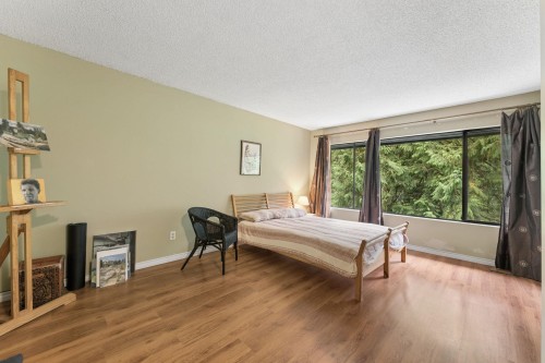 834 Hendecourt Road, North Vancouver, BC 