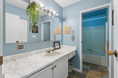 834 Hendecourt Road, North Vancouver, BC 