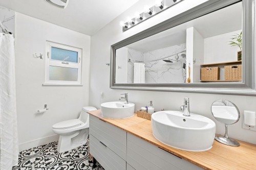 300 25Th Street E, North Vancouver, BC 