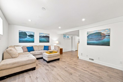 300 25Th Street E, North Vancouver, BC 