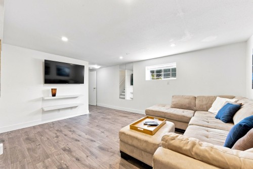 300 25Th Street E, North Vancouver, BC 